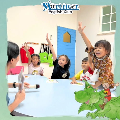 น้องๆ แย่งกันตอบคำถามในห้องเรียน EFC-2 เพื่อฝึกความกล้าแสดงออก