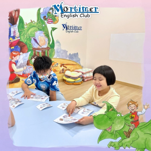 น้องๆ สนุกกับการทำแบบฝึกหัดในหนังสือกิจกรรม Mortimer EFC-2