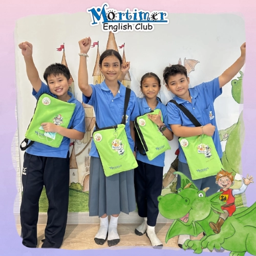 น้องๆ คลาส EFC-2 โชว์กระเป๋า Mortimer Bag สีเขียว ประจำหลักสูตรอ่านเขียน