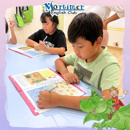 น้องๆ ฝึกเขียนเรียงความสั้นๆ 20-30 คำ ในหนังสือเรียน Mortimer