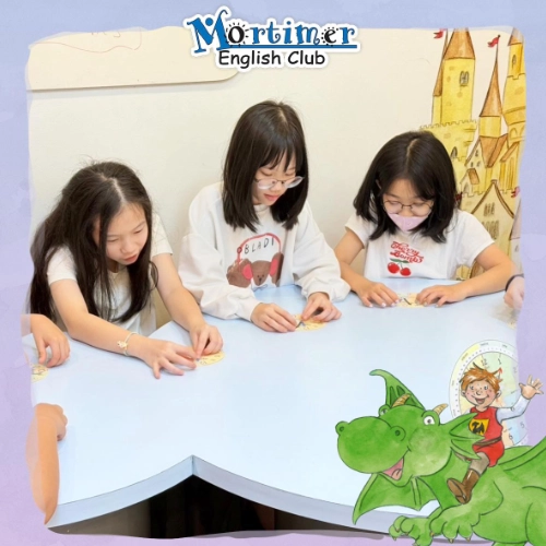 กิจกรรมกลุ่มฝึกการคิดวิเคราะห์และแก้โจทย์ภาษาอังกฤษในคลาส EFC-3