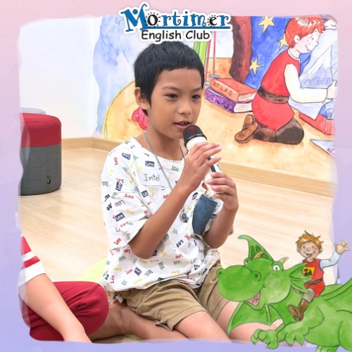 นักเรียนฝึกทักษะการสื่อสารและพูด Storytelling ผ่านไมโครโฟนในคลาส EFC-3