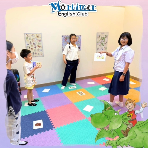 นักเรียนคอร์ส EFC-3 ฝึกทักษะการพูดนำเสนอ (Presentation) หน้าชั้นเรียน