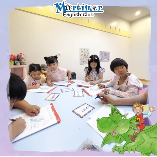 บรรยากาศการเรียนคลังคำศัพท์และการเขียนในห้องเรียน EFC-3