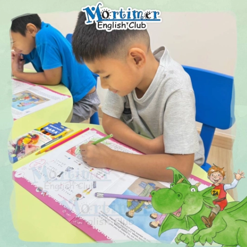 นักเรียนฝึกทักษะการเขียน (Writing) ในหนังสือเรียน Mortimer เลเวล EFC-3