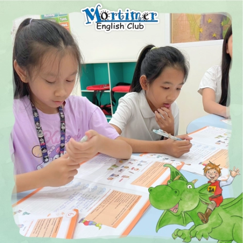 นักเรียนใช้สมาธิในการฝึกเขียนเรียงความภาษาอังกฤษ (Short Essay)