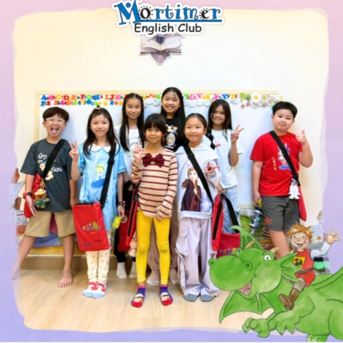 กลุ่มนักเรียนคอร์ส EFCK พร้อมอุปกรณ์การเรียน Mortimer Student Bag