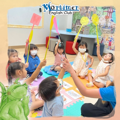 เด็กๆ คลาส EFC-1 สนุกกับเกมตบคำศัพท์ภาษาอังกฤษที่มอร์ติเมอร์